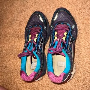 Brooks running tennis shoes